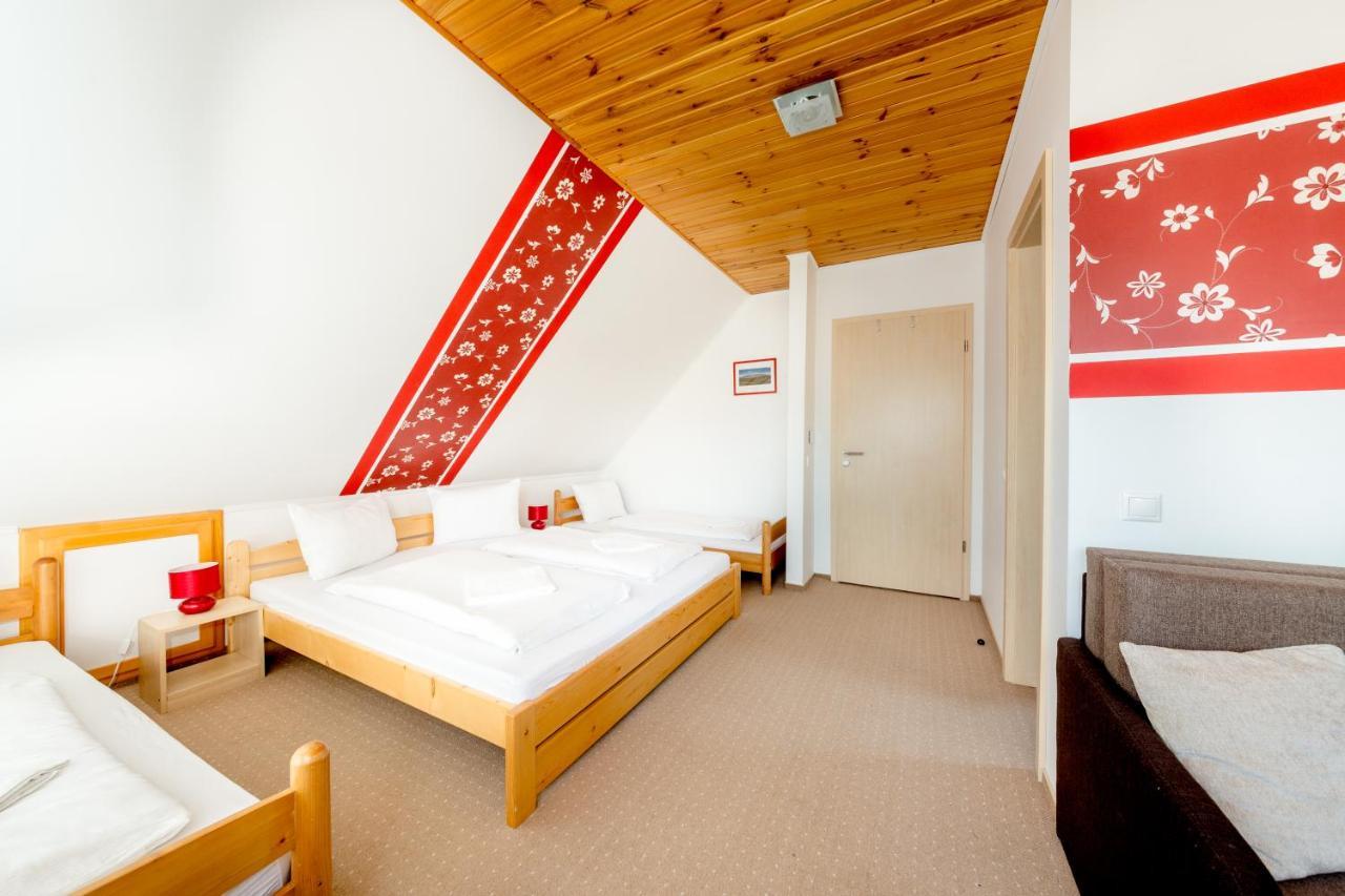 Rozmaring Vendeghaz Hotell Zengővárkony Exteriör bild