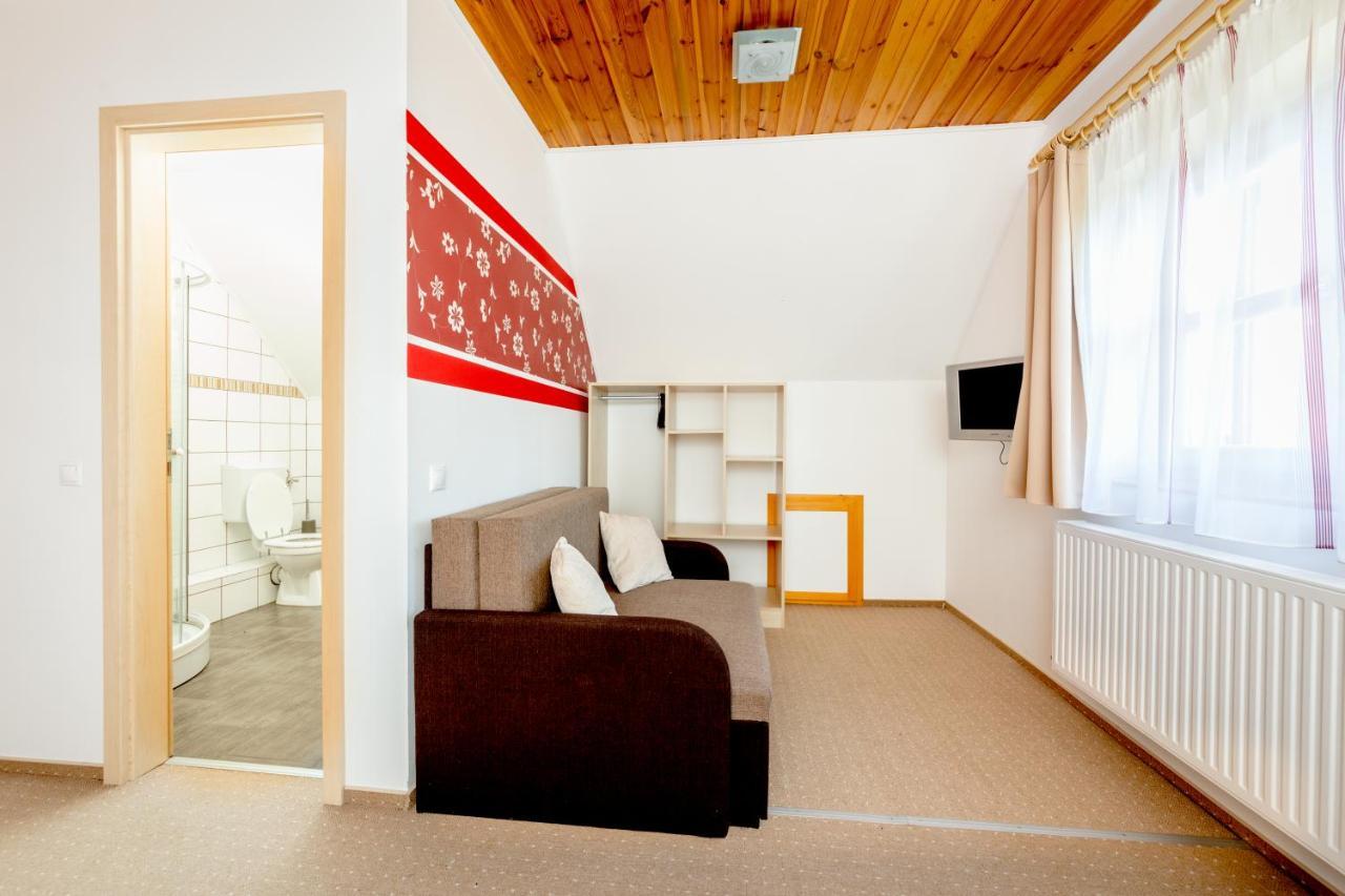 Rozmaring Vendeghaz Hotell Zengővárkony Exteriör bild