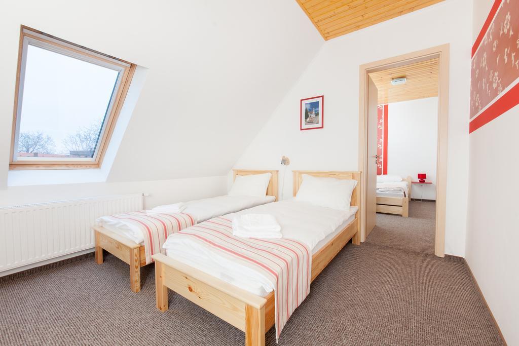 Rozmaring Vendeghaz Hotell Zengővárkony Rum bild