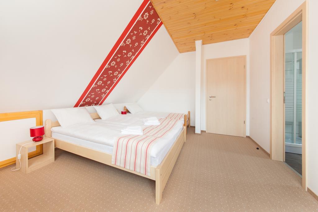 Rozmaring Vendeghaz Hotell Zengővárkony Rum bild