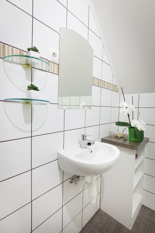 Rozmaring Vendeghaz Hotell Zengővárkony Rum bild