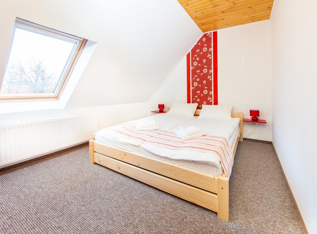 Rozmaring Vendeghaz Hotell Zengővárkony Rum bild